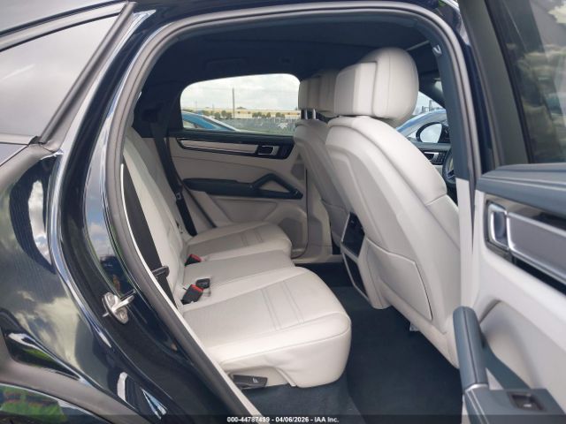 2022 PORSCHE Cayenne image 8