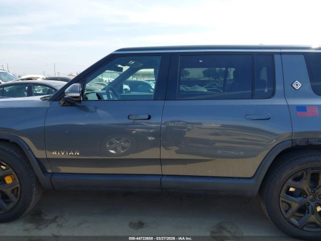 2023 RIVIAN R1S image 15